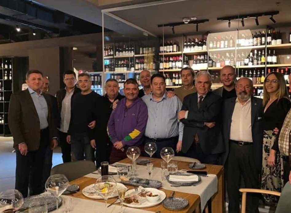 Clubul de gandire gold.jpeg