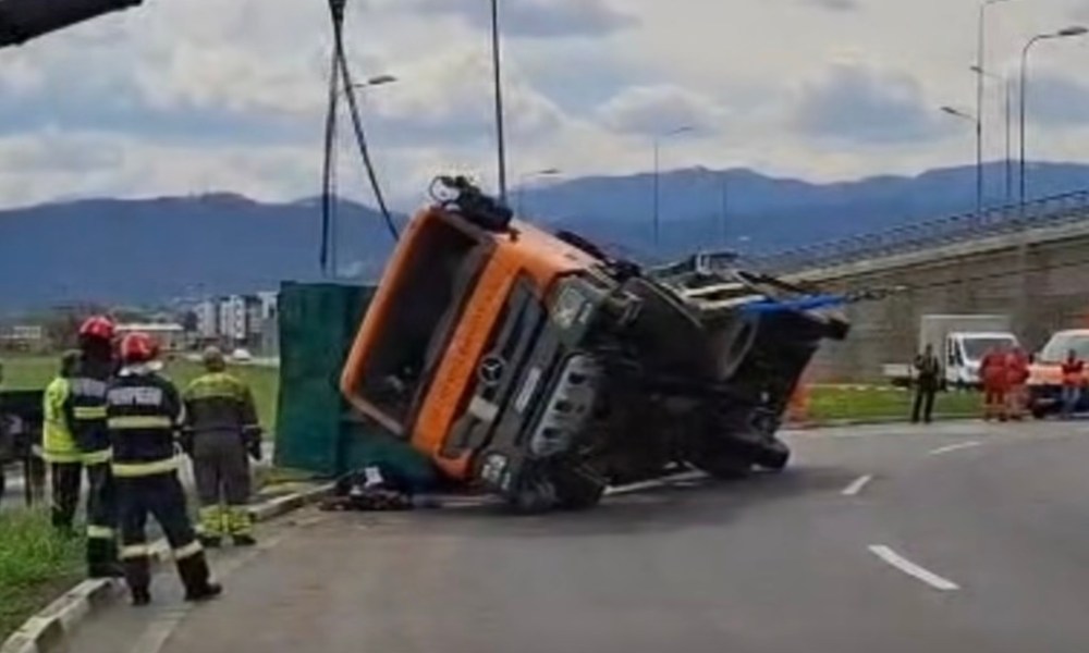 Camion rasturnat cenura brasov.jpg