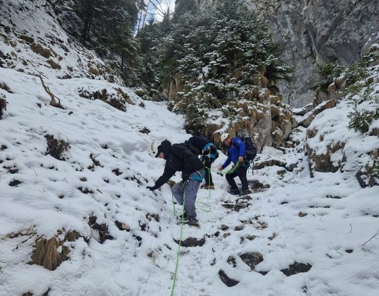 Turisti salvati piatra craiului e1775987723781.jpg