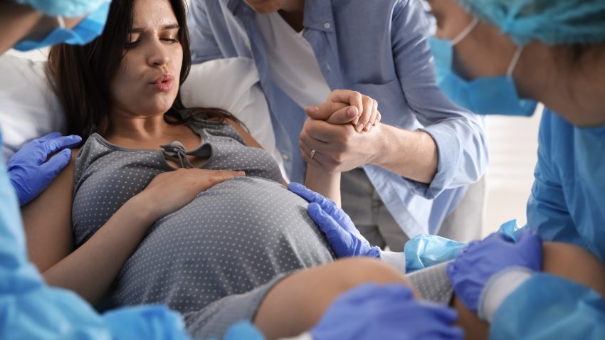Femeie gravida nastere foto shutterstock 850x478